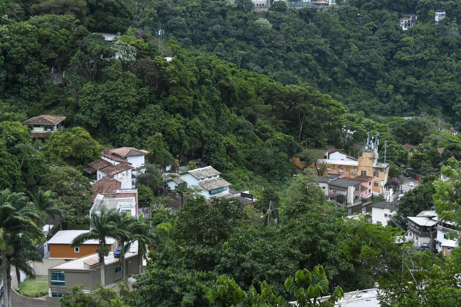 rio, brasil - 26 de novembro de 2022, residências em área montanhosa com floresta ao redor foto