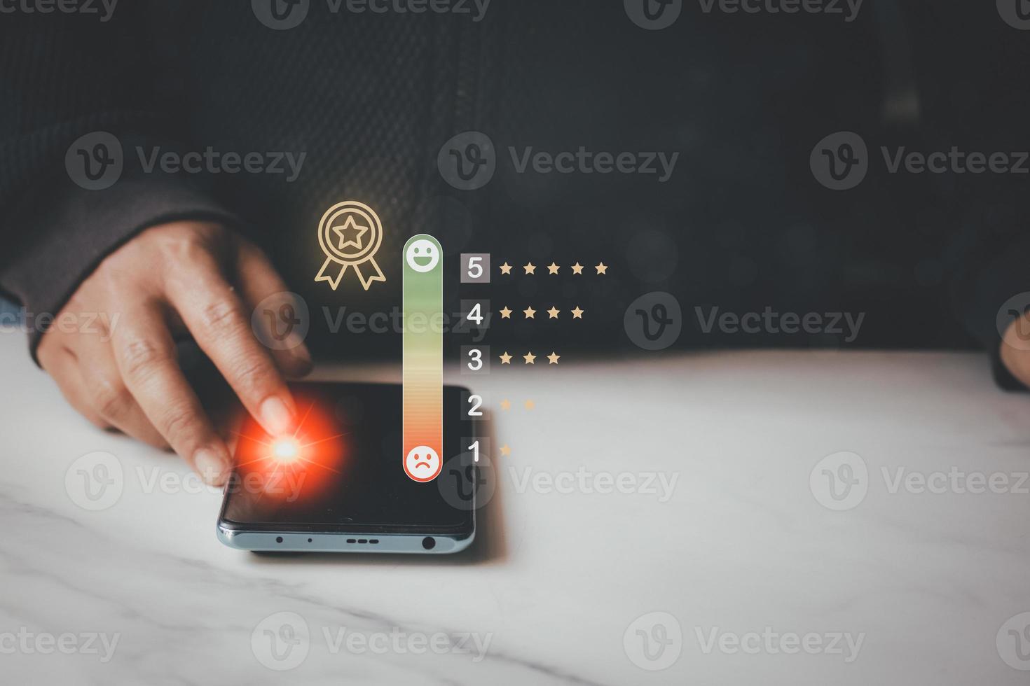 mão de mulher usando telefone inteligente e dar símbolo de cinco estrelas para aumentar a classificação do conceito de produto e serviço, experiência de atendimento ao cliente foto