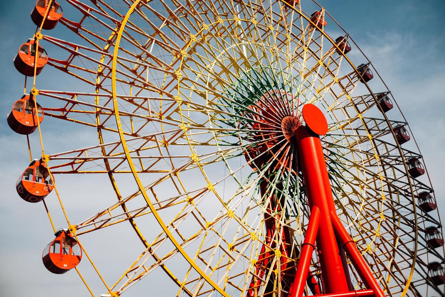 roda gigante vintage no céu azul foto