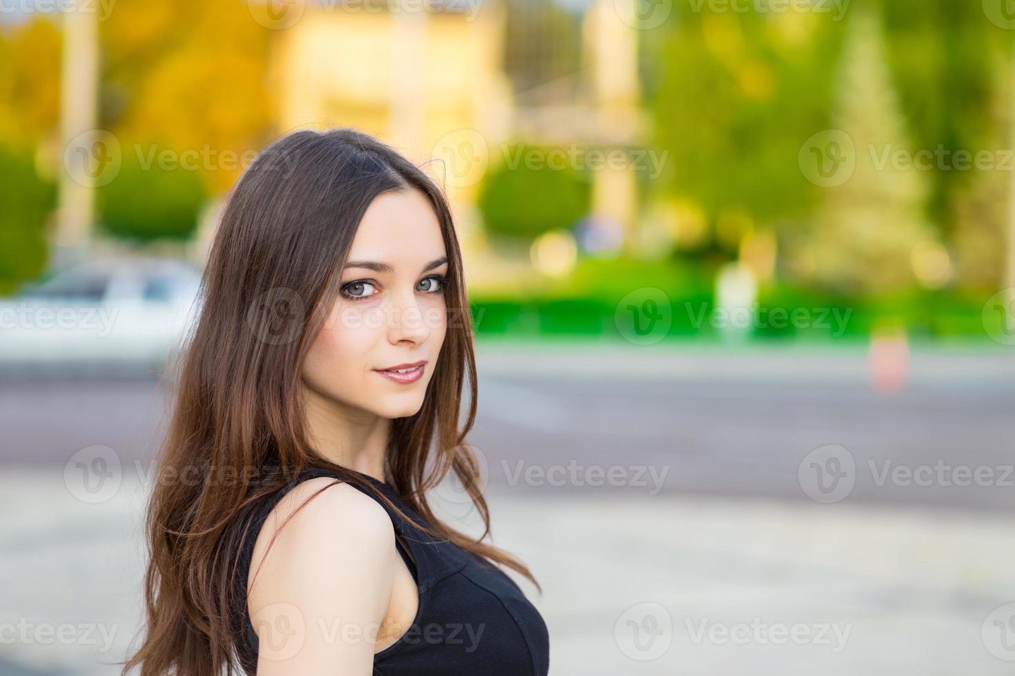 retrato de jovem morena sorridente foto