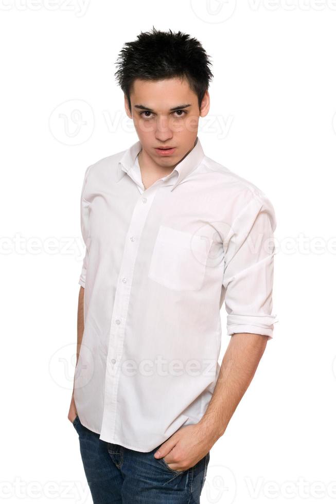 retrato de jovem em uma camisa branca foto