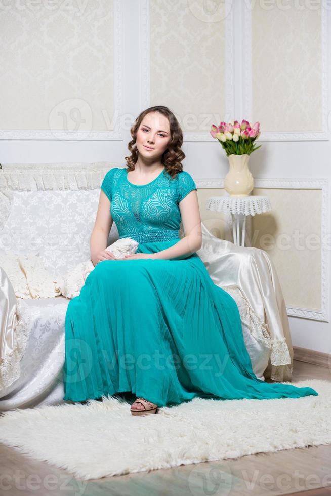 mulher bonita em vestido turquesa foto