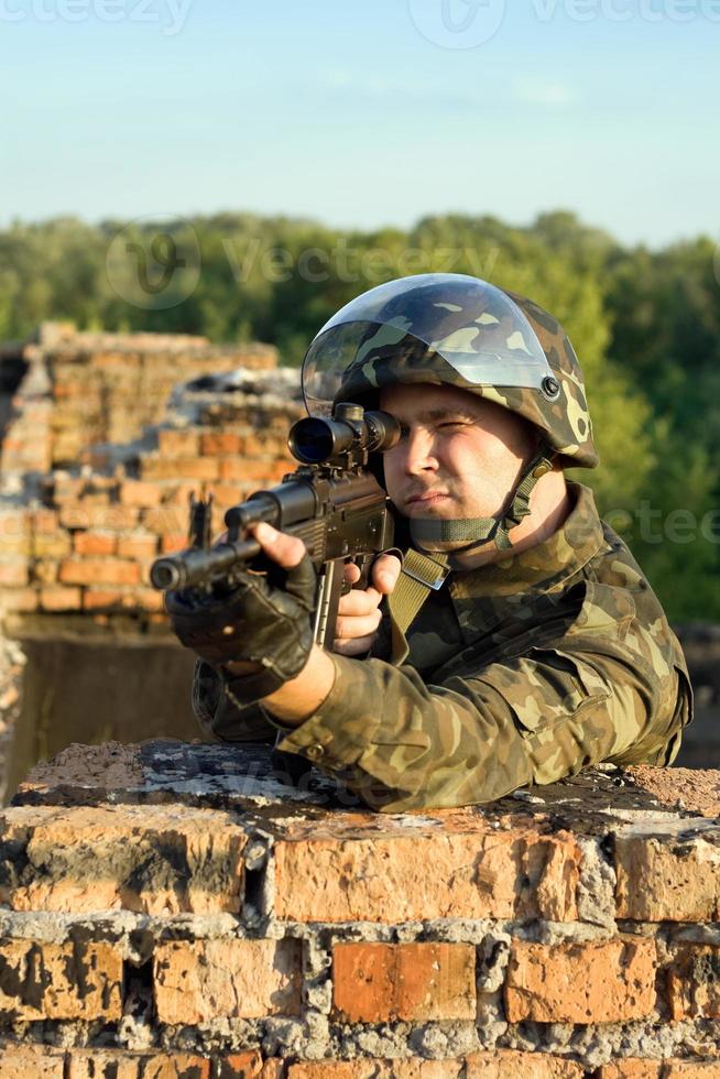 soldado do exército com metralhadora foto