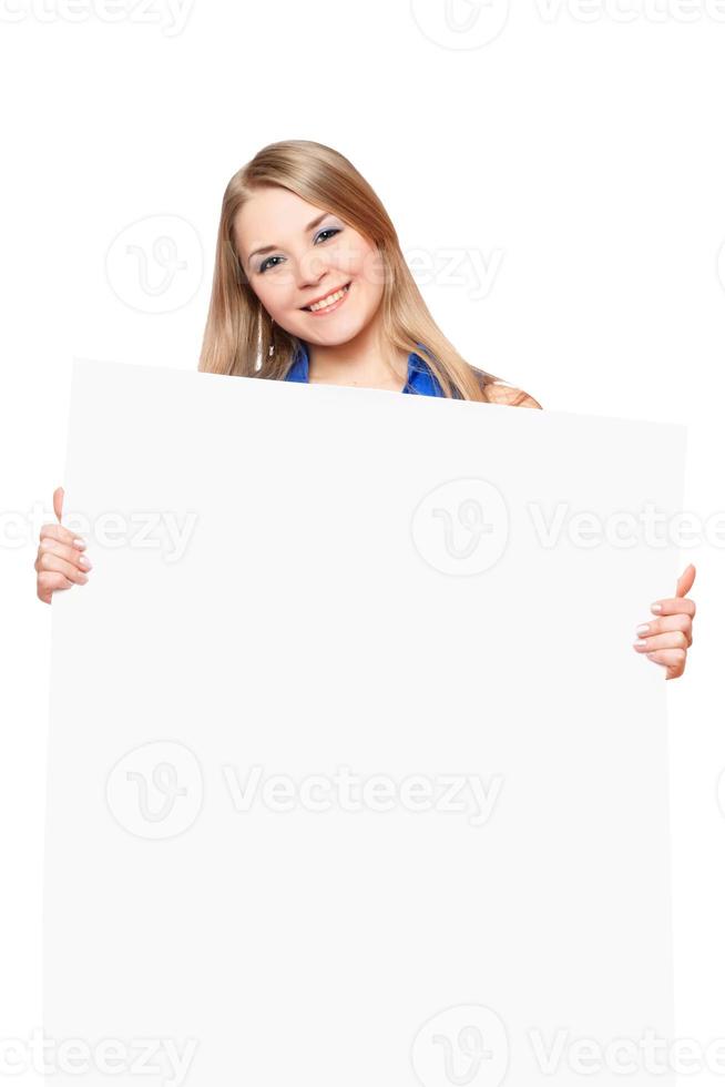 jovem alegre posando com quadro branco foto