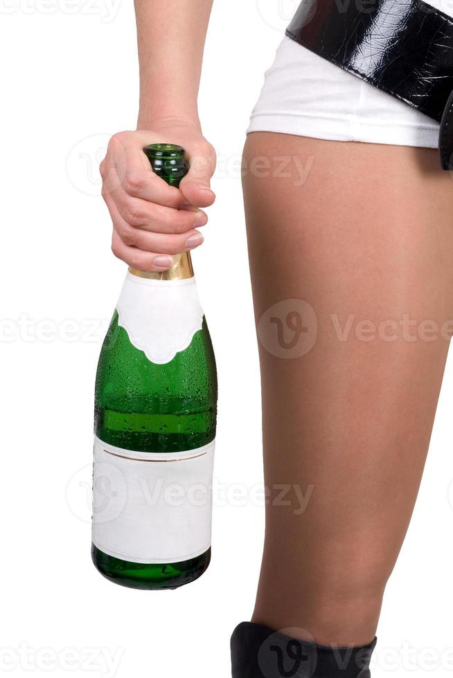 jovem mulher com uma garrafa de champanhe. isolado foto
