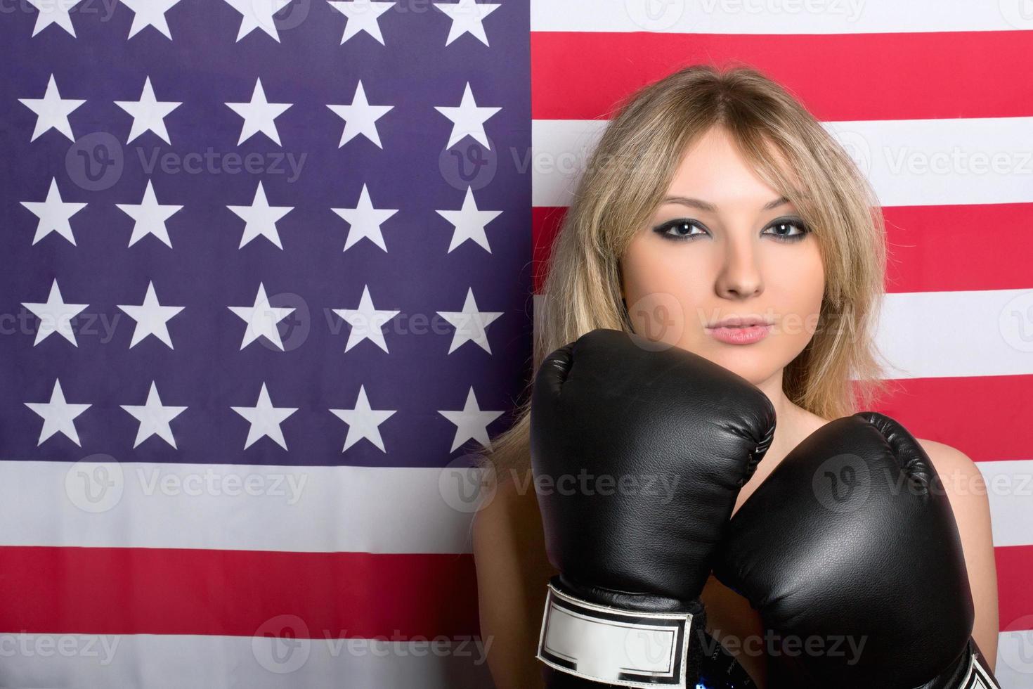 bela jovem loira com luvas de boxe foto