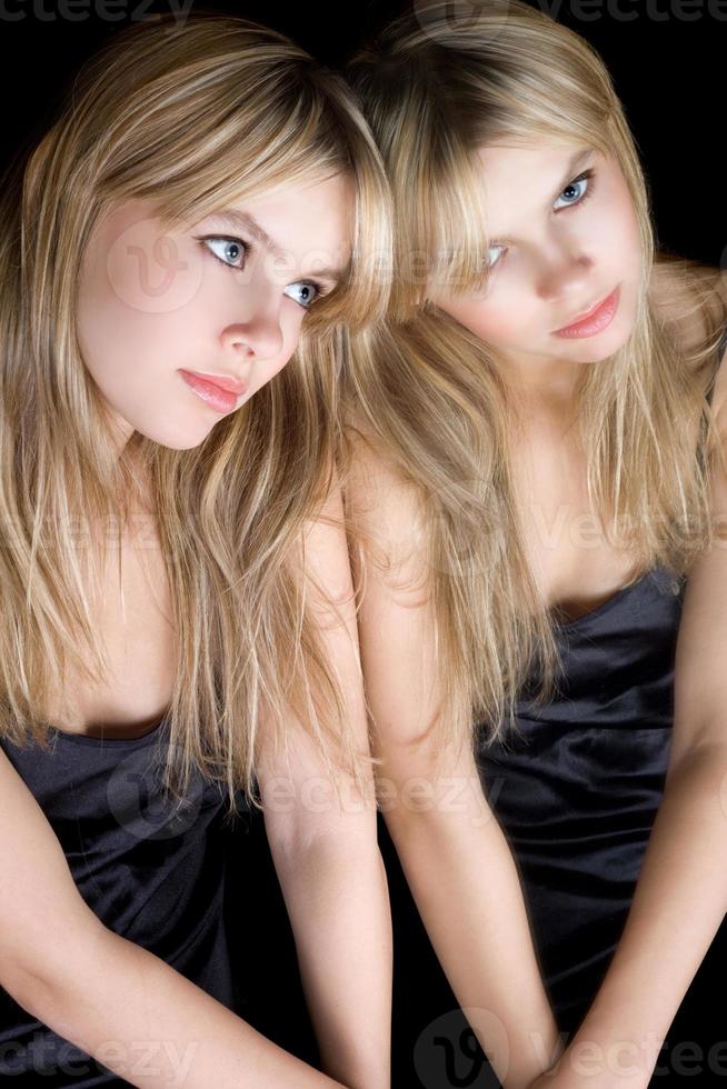 retrato da jovem loira perto de um espelho foto