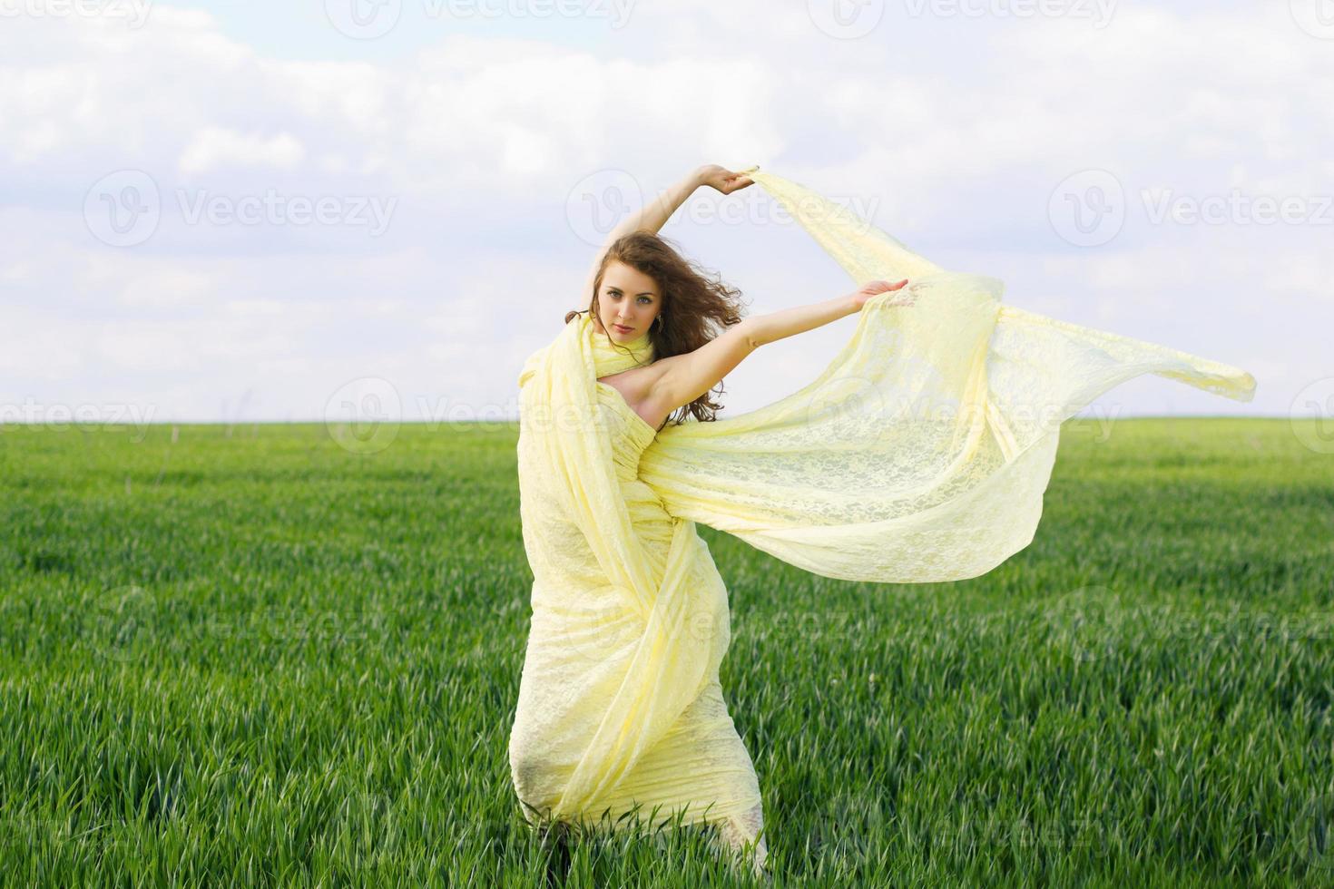 mulher jovem atraente e expressiva foto