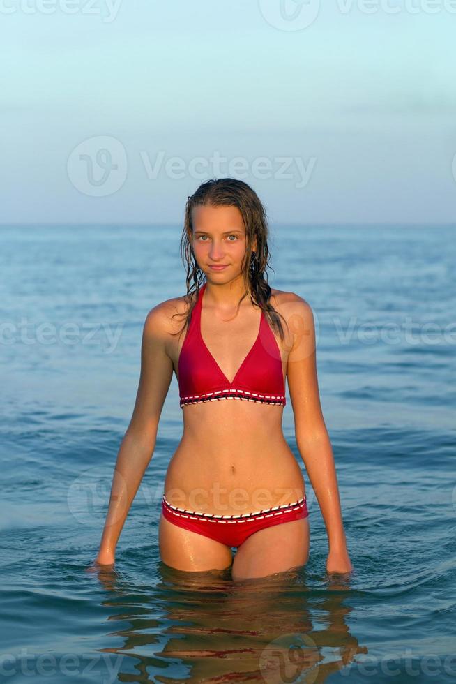 menina adolescente no mar foto