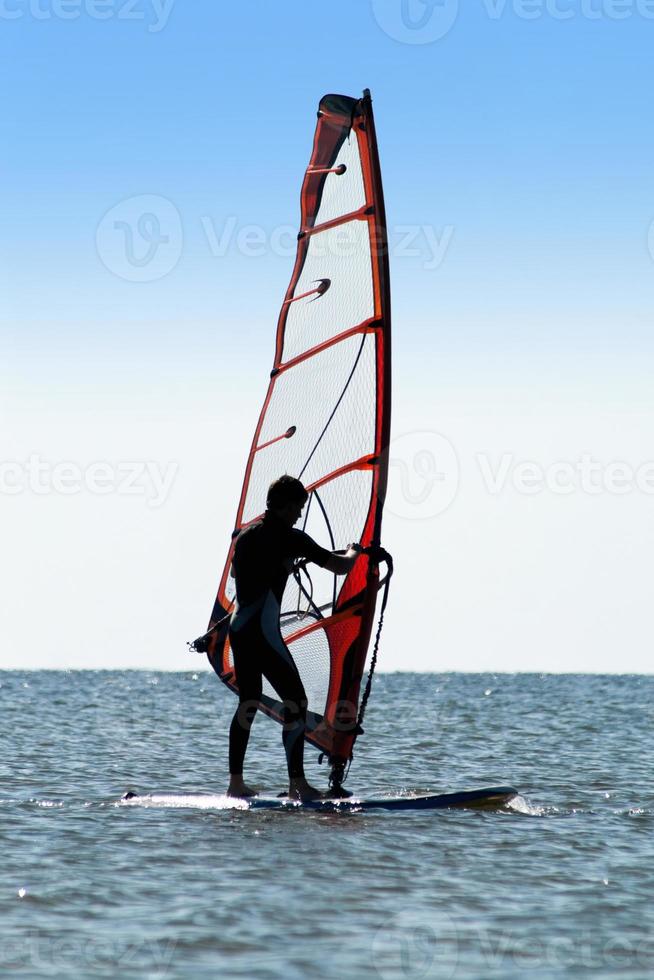 silhueta de um homem windsurfista foto