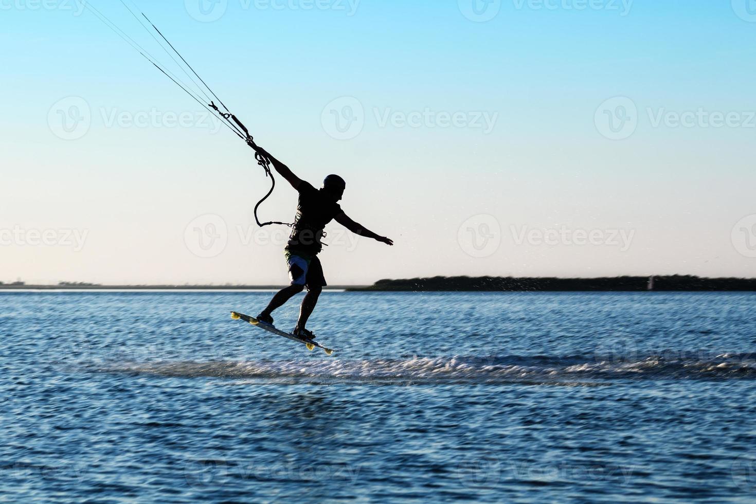 silhueta de um kitesurfista foto