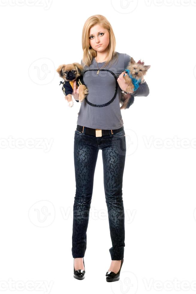 linda jovem loira posando com dois cachorros foto