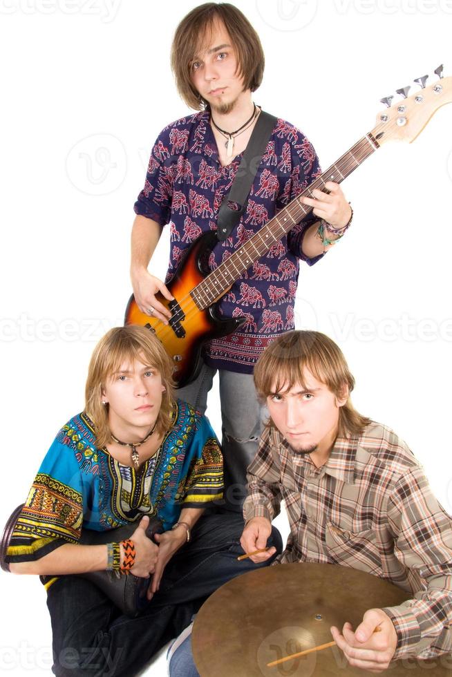 banda musical, o guitarrista e dois bateristas foto