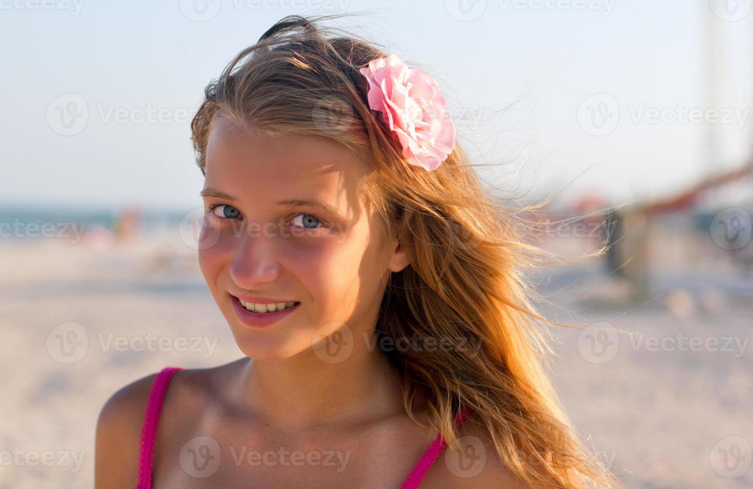 sorridente linda garota adolescente foto