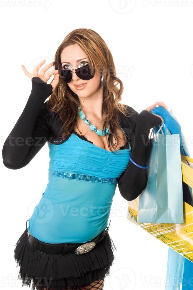 mulher jovem e bonita depois das compras. isolado no branco foto