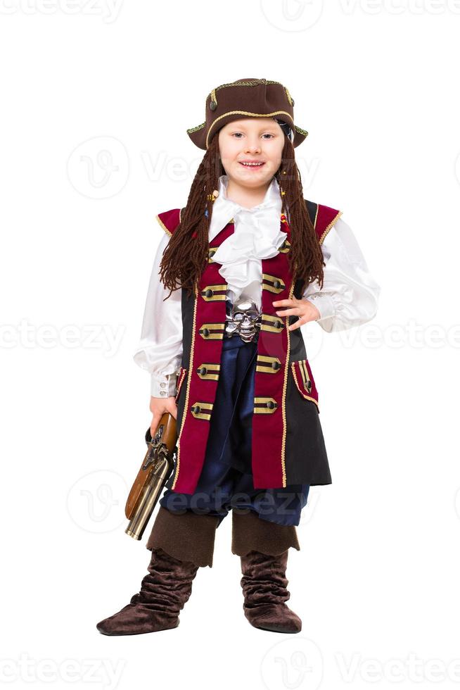 menino feliz posando em fantasia de pirata foto