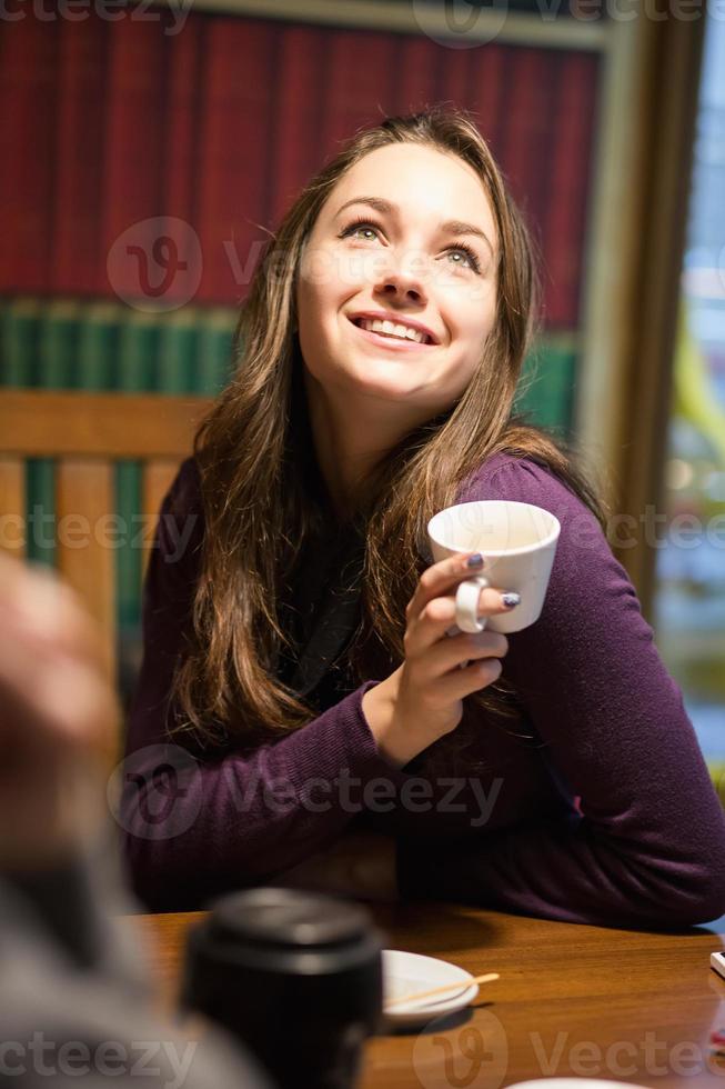 retrato de rir jovem morena foto