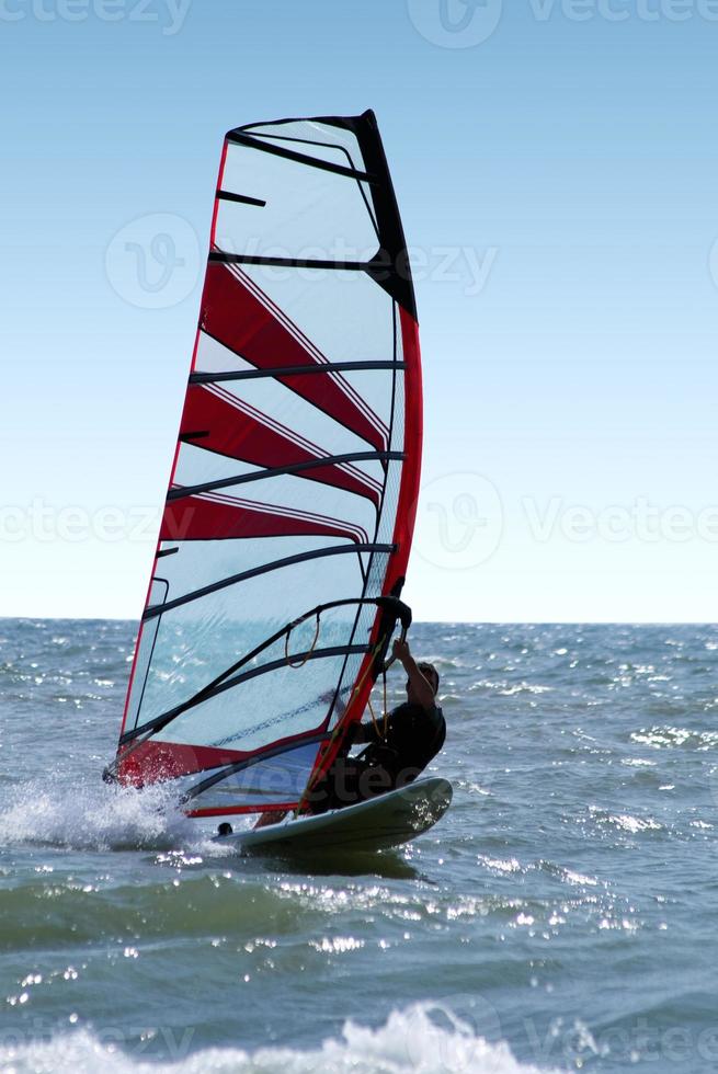 windsurfista nas ondas de um mar 3 foto