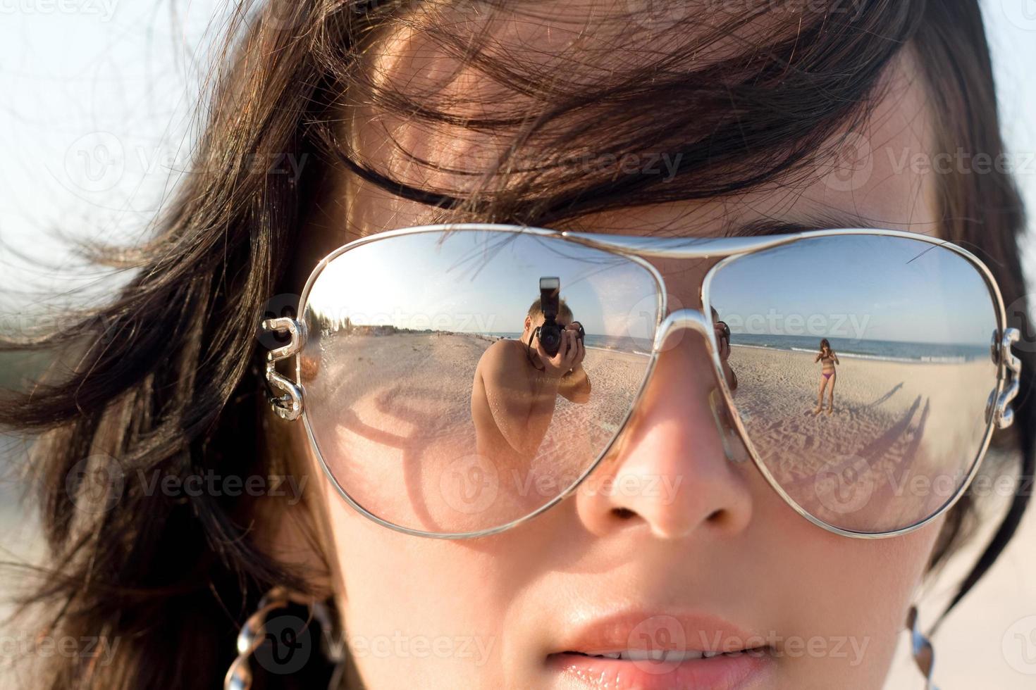 reflexão do fotógrafo em óculos de modelo foto