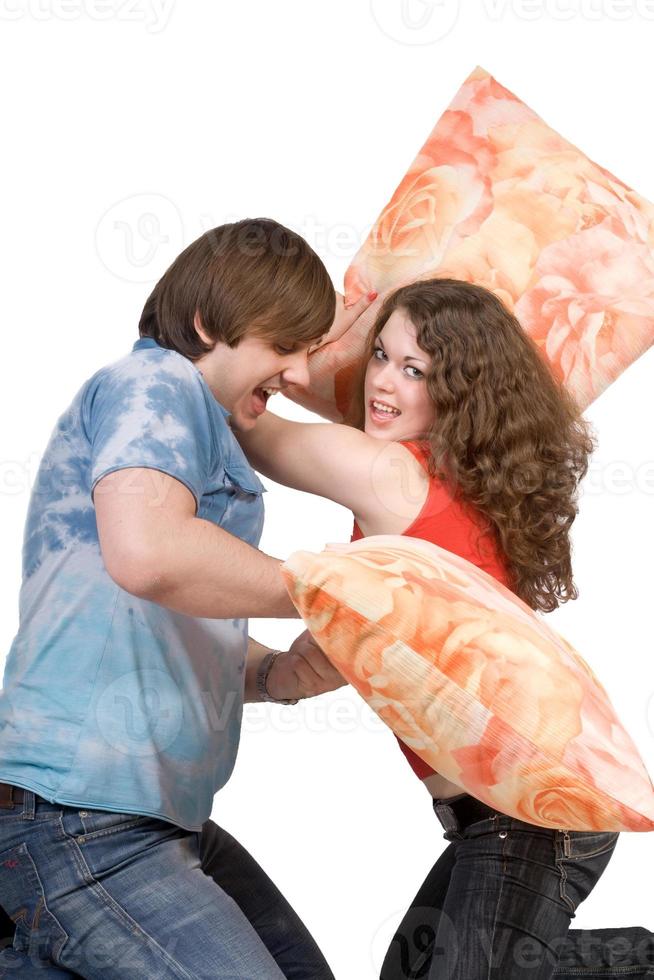 o jovem casal luta contra travesseiros. isolado foto