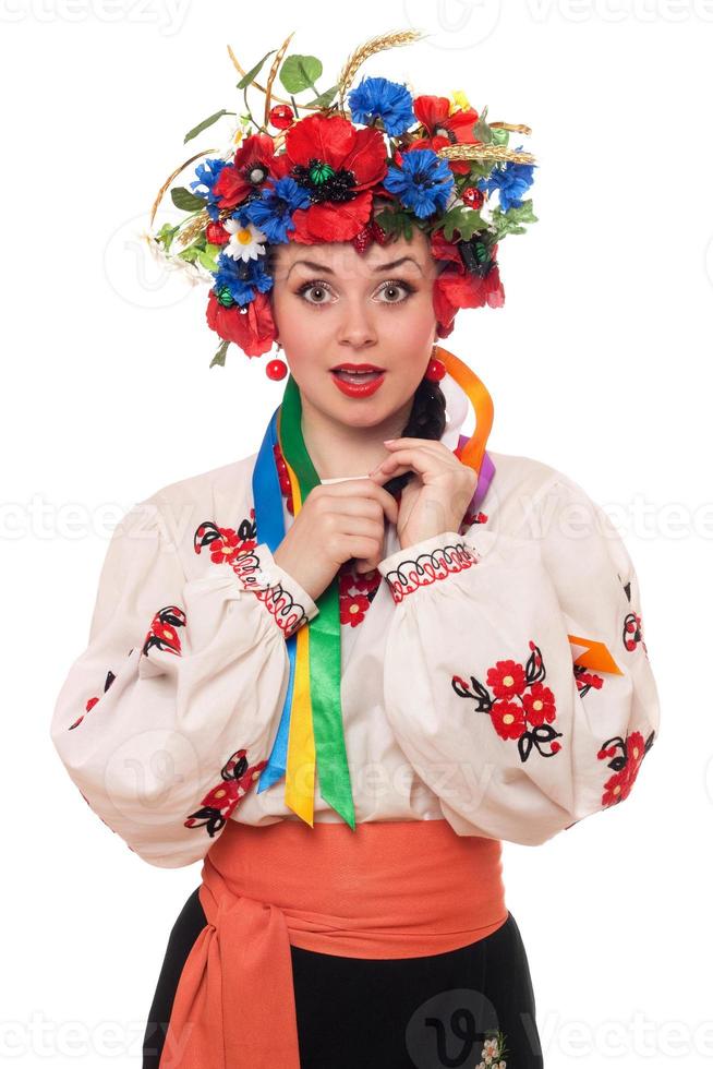 mulher surpreendida na roupa nacional ucraniana foto