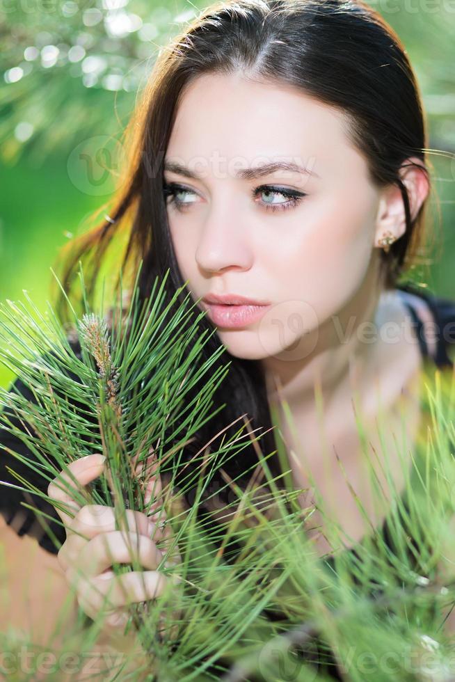 jovem morena pensativa foto