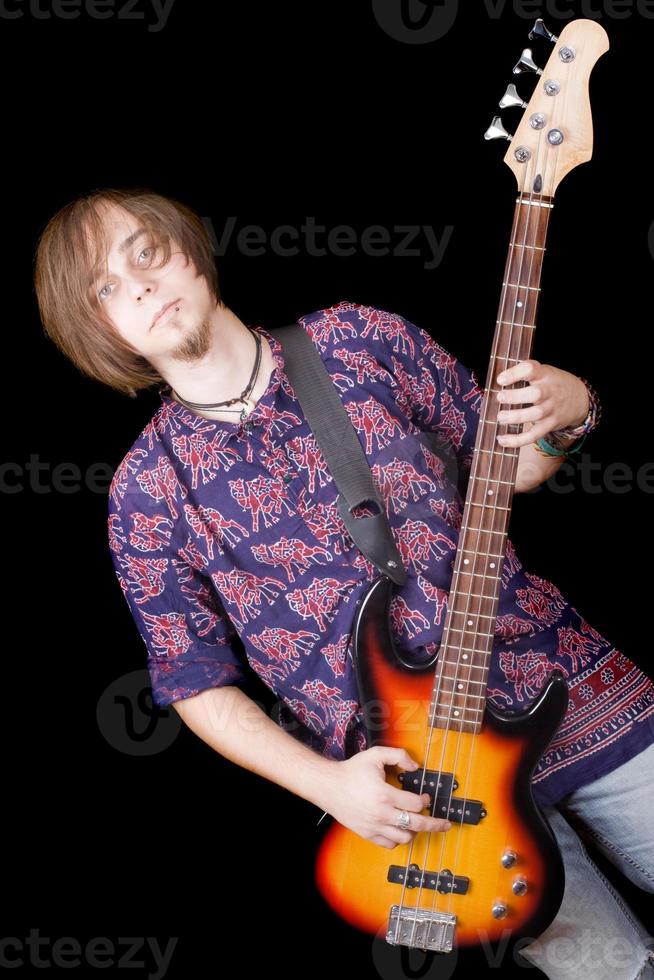 o jovem com uma guitarra sobre preto foto