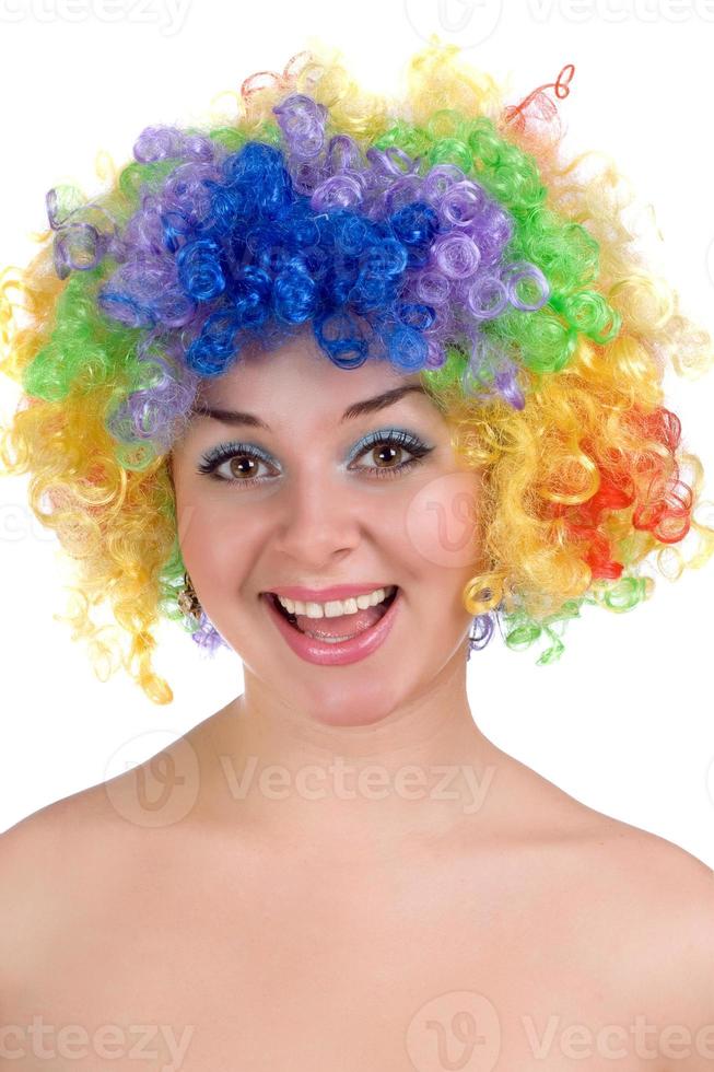 garota feliz em uma peruca colorida foto