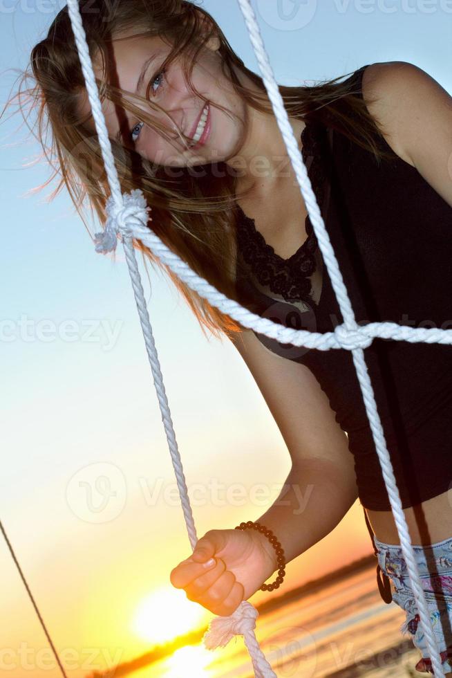 menina adolescente sorridente ao pôr do sol foto