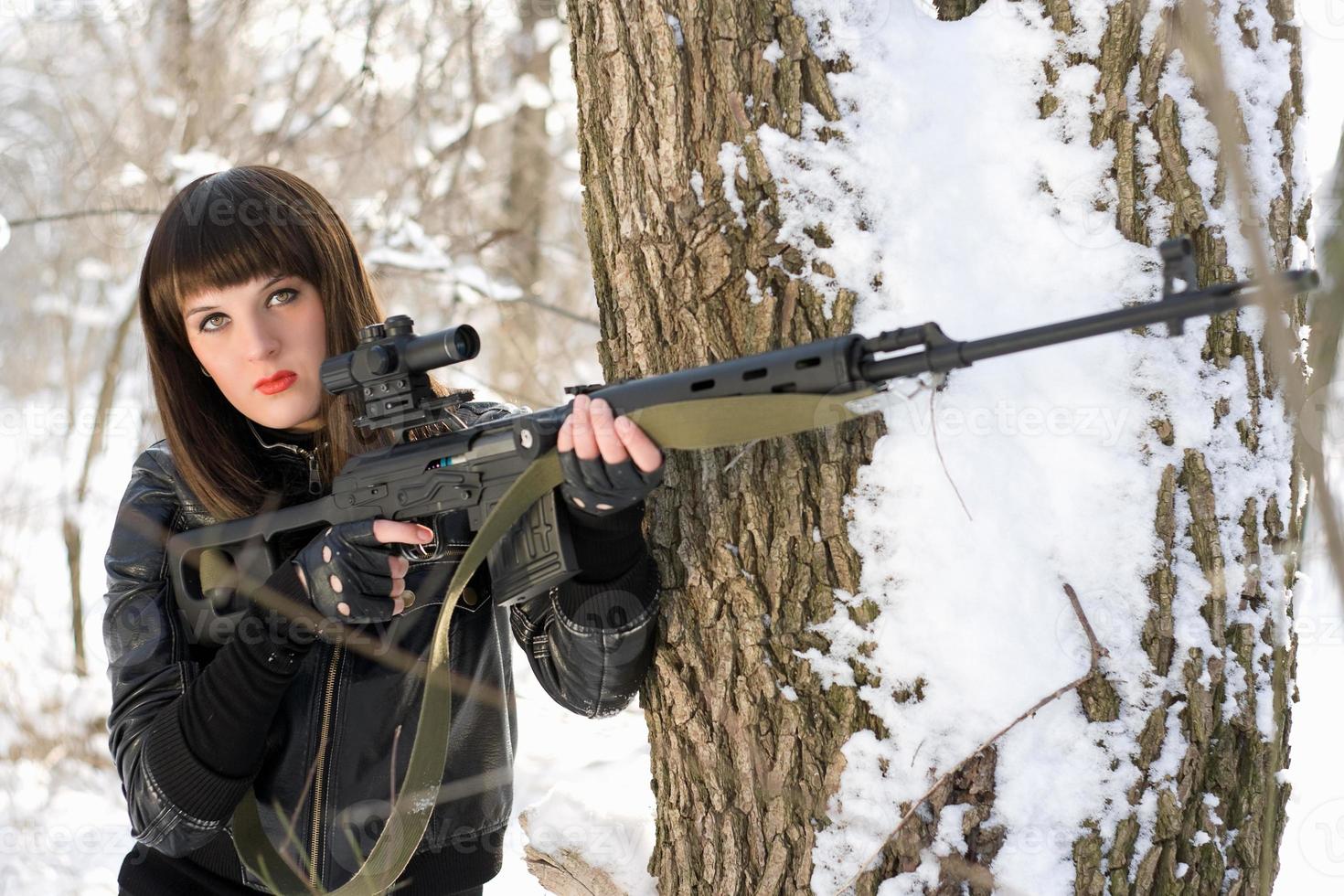 senhora com um rifle sniper foto