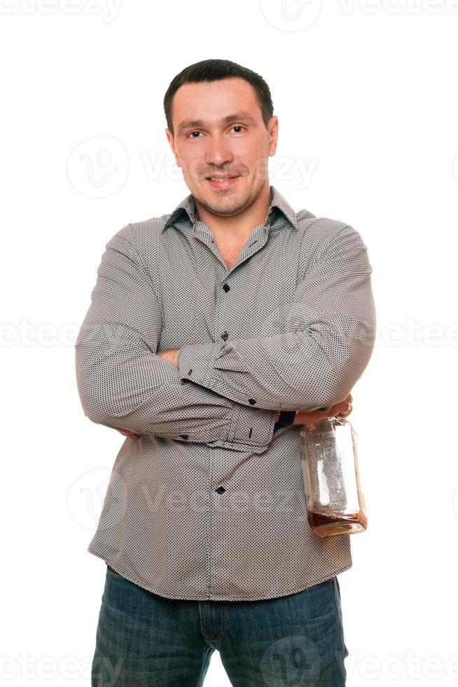 homem sorridente com uma garrafa de uísque foto