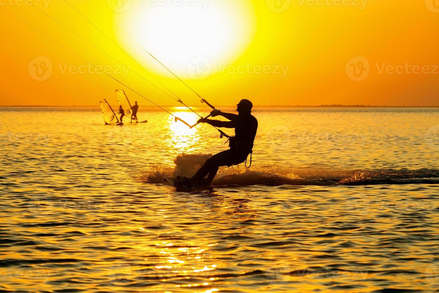 silhuetas de um windsurfista foto