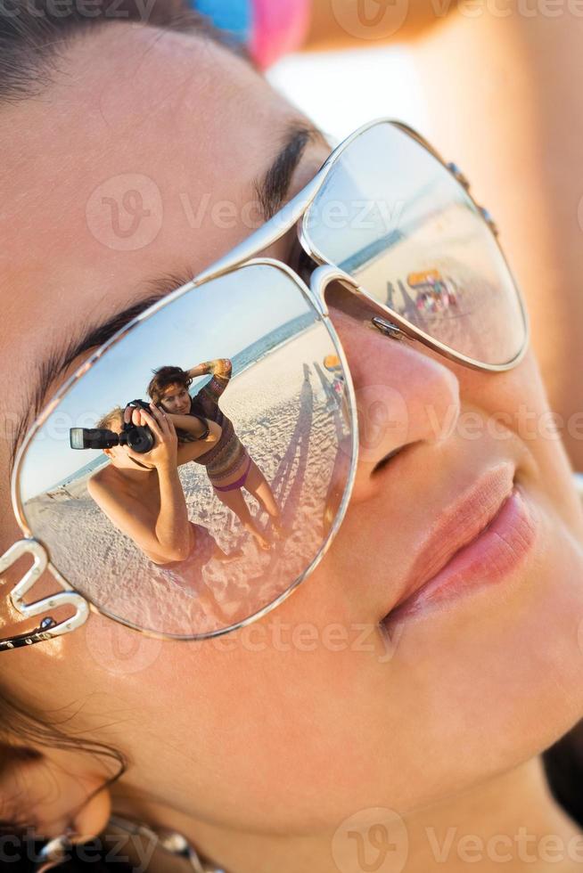 reflexão do fotógrafo em óculos de modelo foto