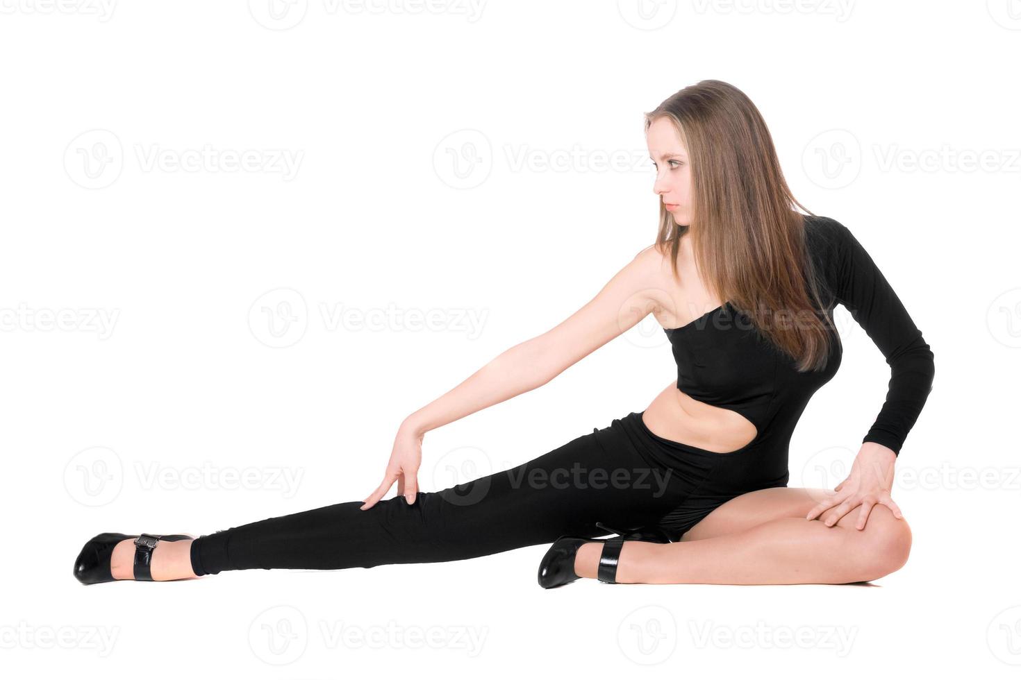linda garota de pernas compridas em uma dança de terno de corpo preto justo foto
