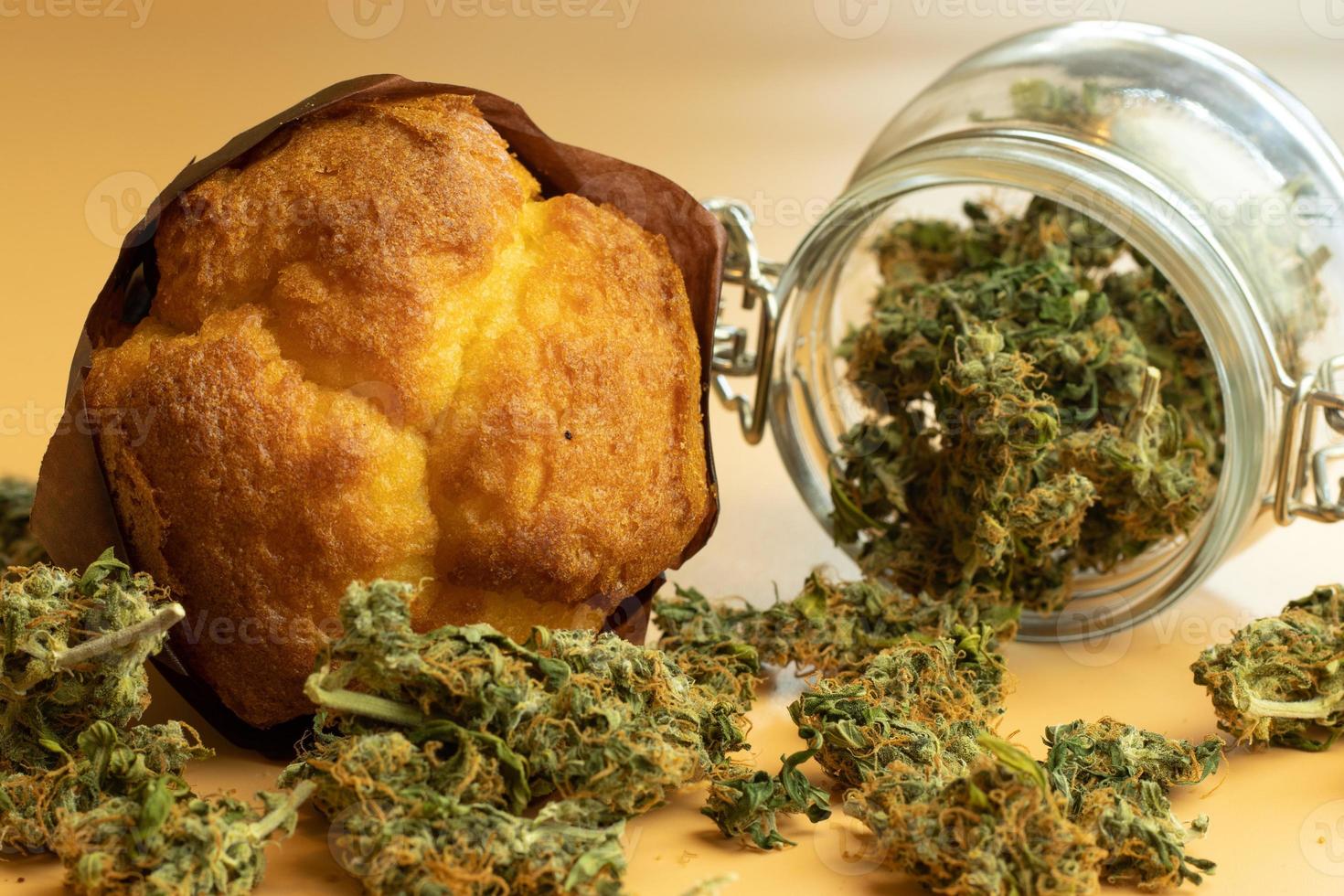 muffin com botões de cannabis. produtos alimentares de maconha. legal para uso medicinal ou recreativo foto