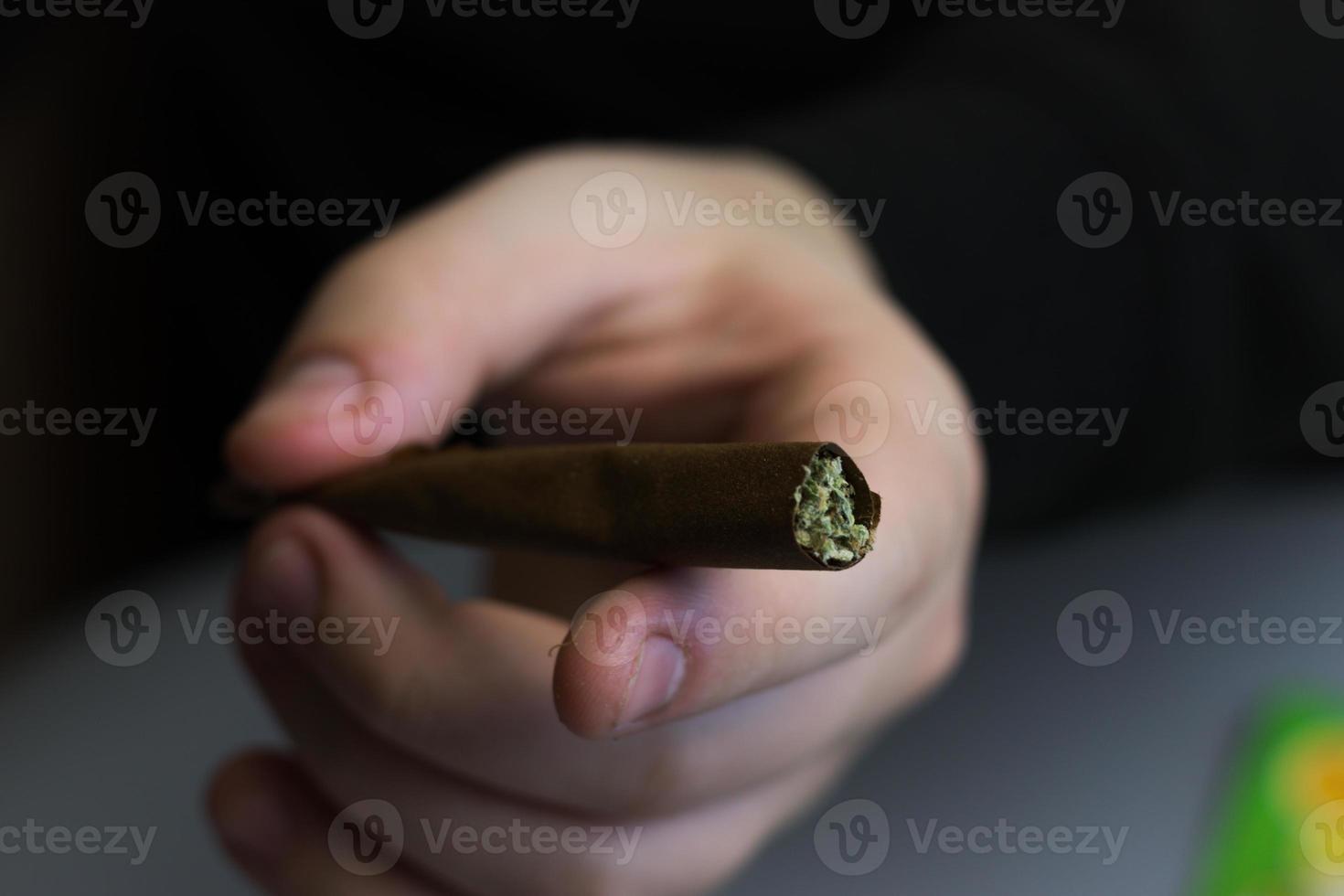 cannabis sem corte ou close-up comum. maconha enrolada em papel. o uso de drogas foto