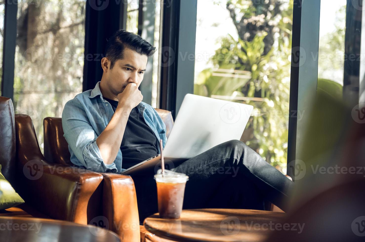 freelancer asiático de blazer com laptop no café perto da janela profissão é blogueiro, tradutor freelancer e escritor. tradutor freelance trabalha em cafeteria. aprendizagem online foto