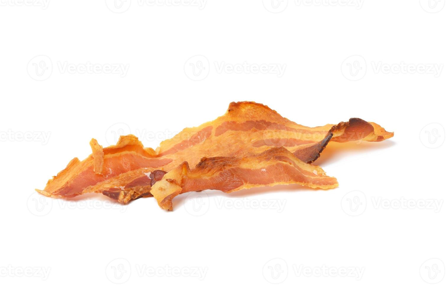 longa tira frita de bacon isolada no fundo branco foto