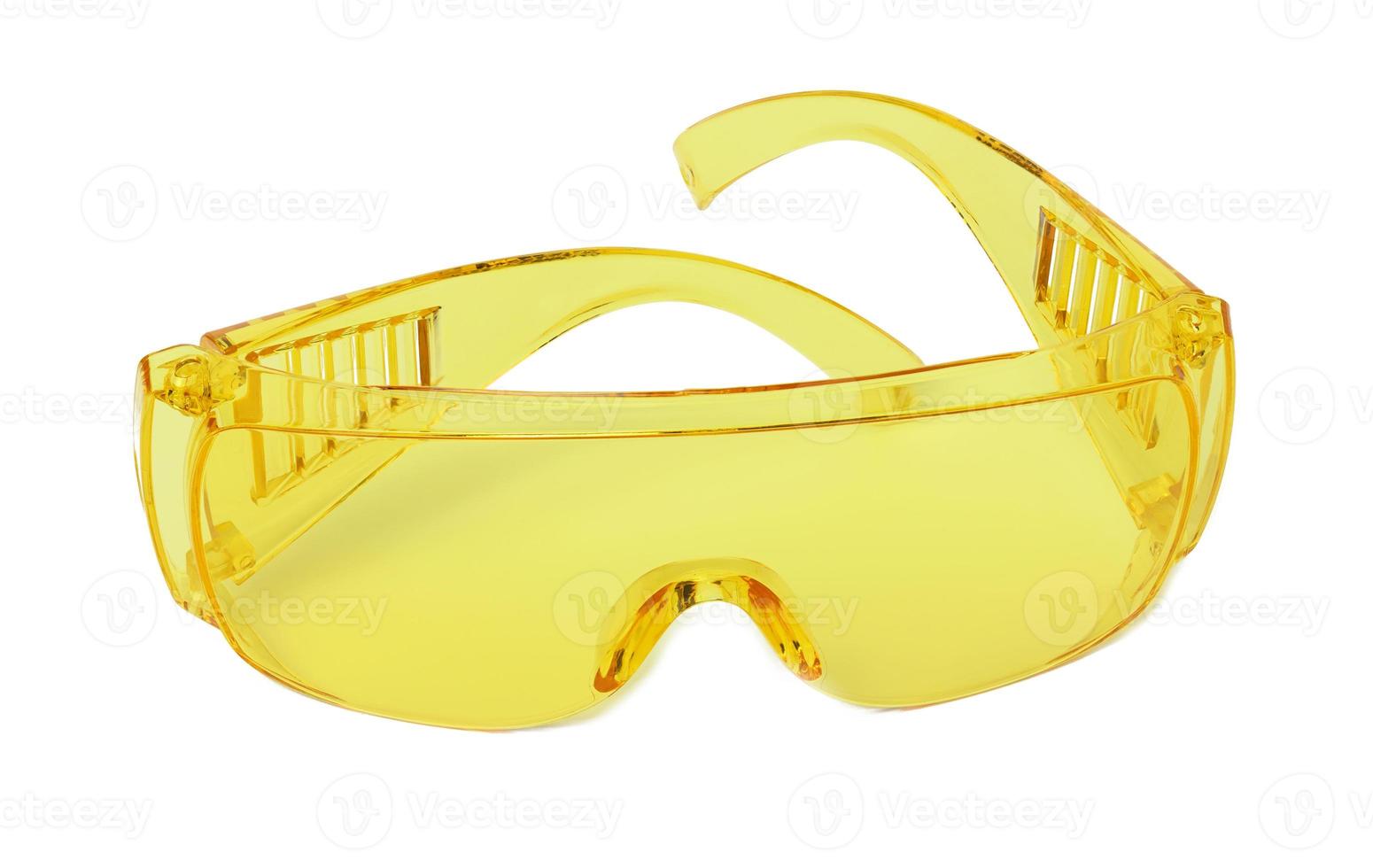 óculos de proteção de plástico amarelo para trabalhadores em um fundo branco isolado foto