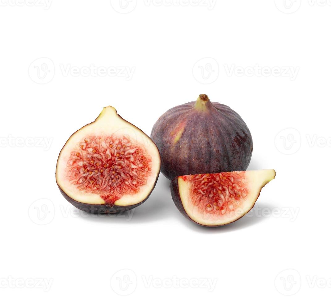frutas inteiras e fatias de figo no fundo branco foto