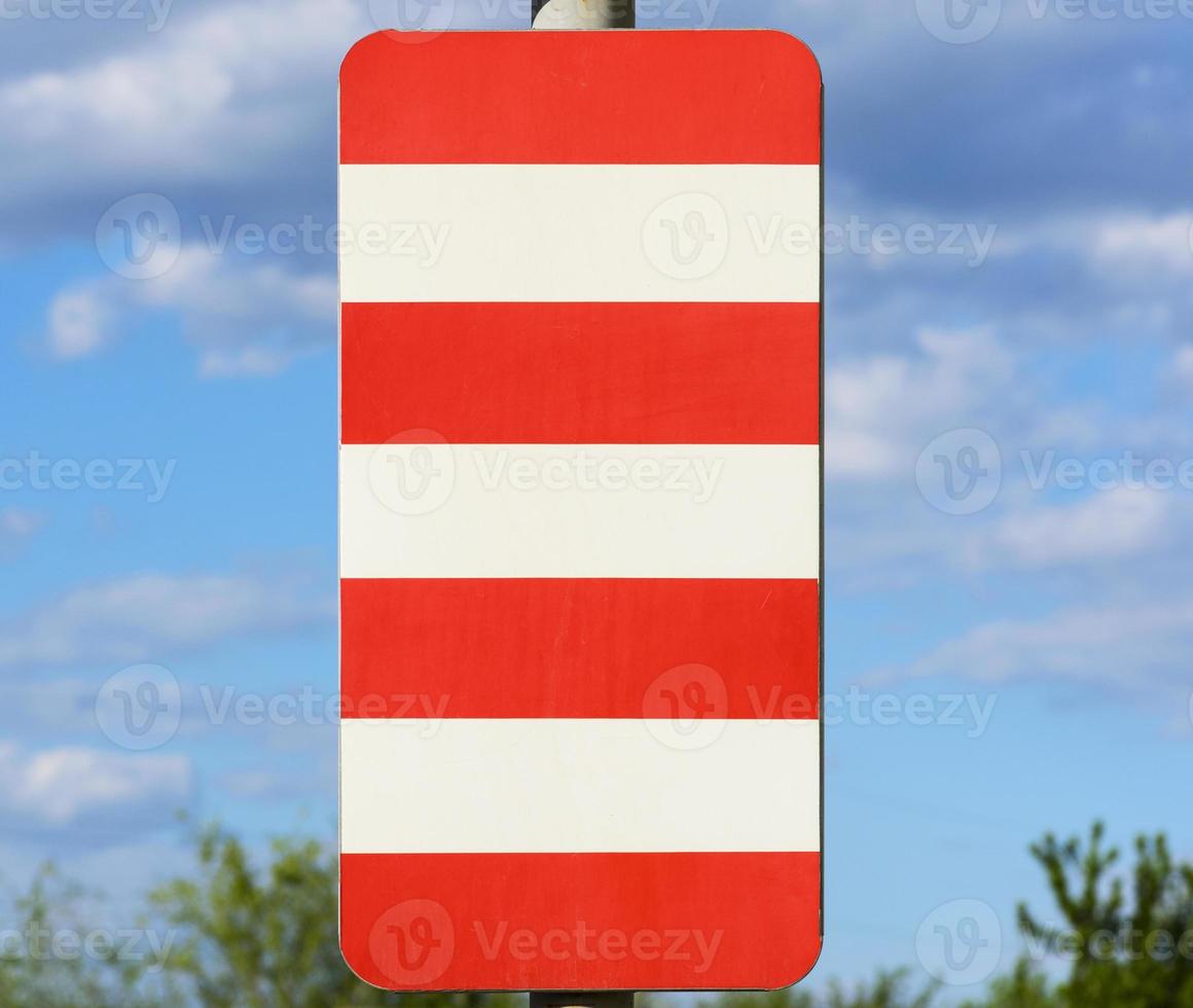 sinal de estrada com uma faixa vermelha em um fundo branco foto