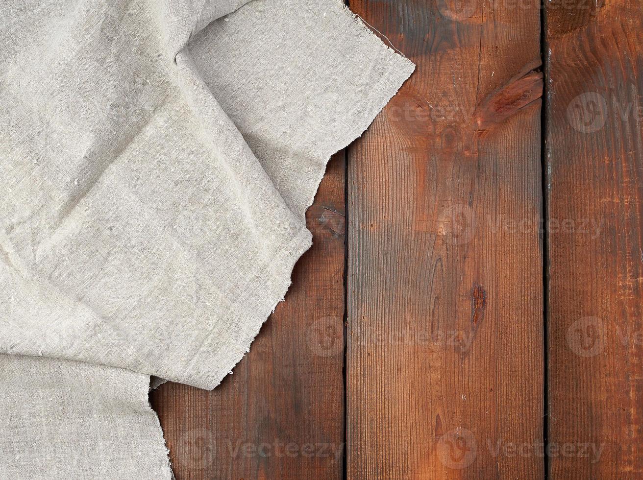 toalha de linho cinza sobre fundo de madeira, vista de cima foto