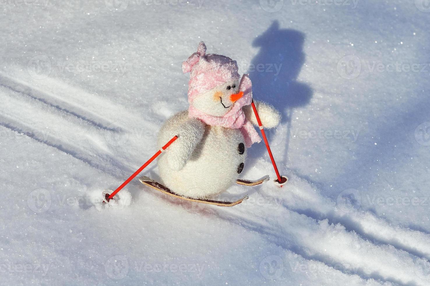 boneco de neve têxtil em esquis foto