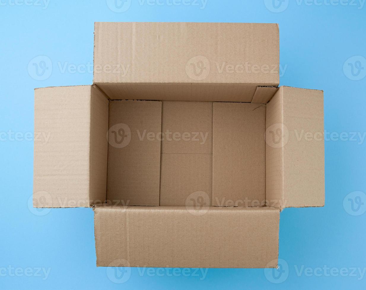 abrir caixa de papelão quadrada marrom vazia para transporte e embalagem de mercadorias foto