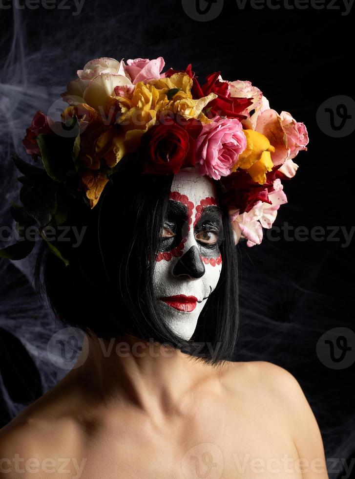 linda garota com máscara mortuária mexicana tradicional. calavera catrina foto