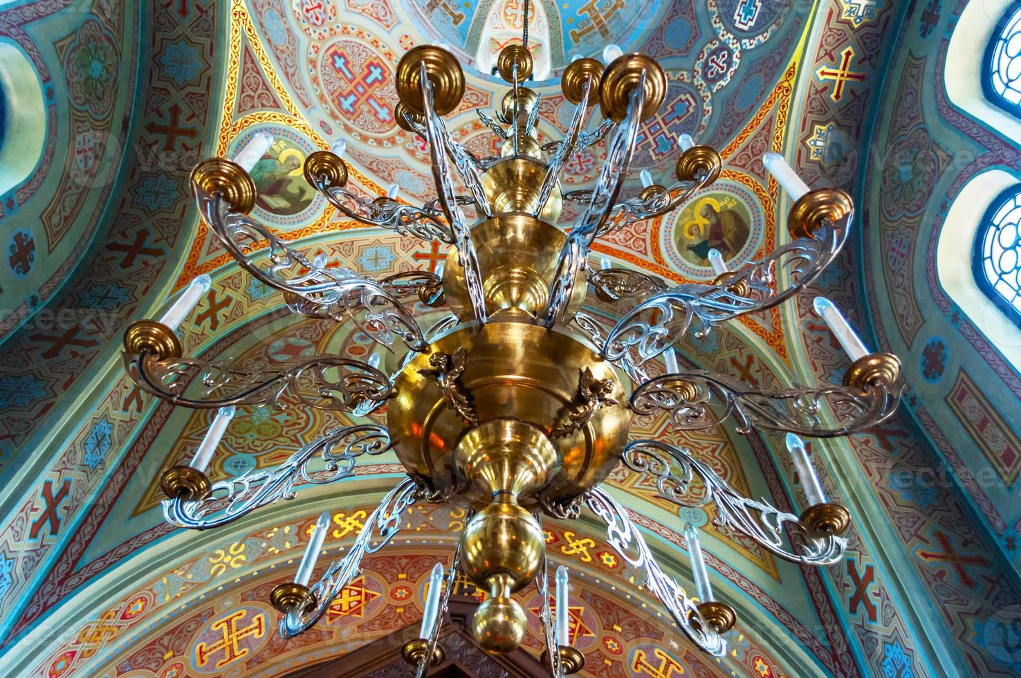 grande lustre sobre a cúpula da igreja vladimir foto