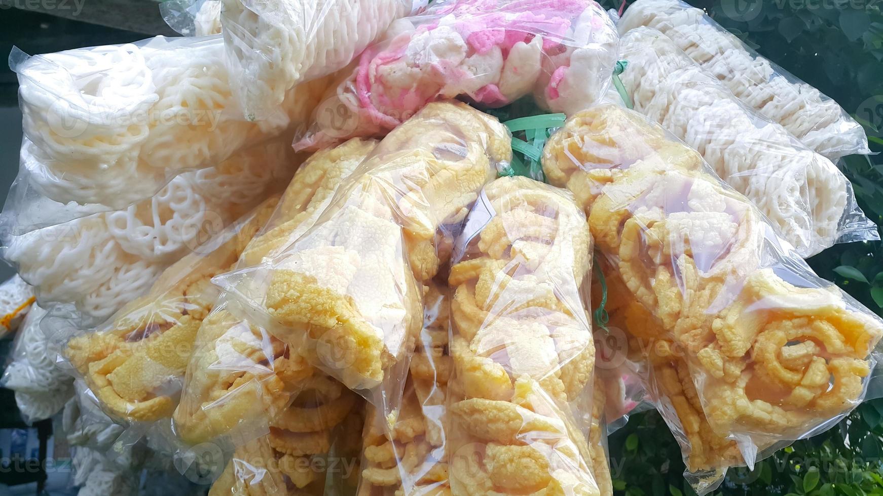 biscoitos tradicionais indonésios kerupuk embrulhados em plástico foto