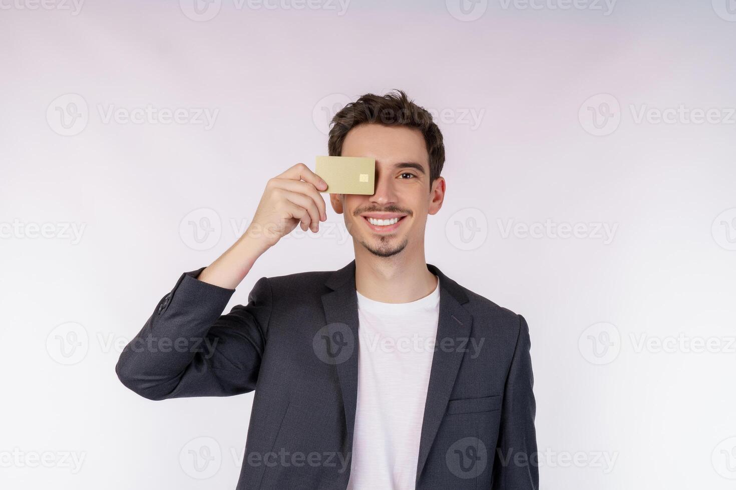 retrato do jovem empresário bonito sorridente, mostrando o cartão de crédito isolado sobre fundo branco foto