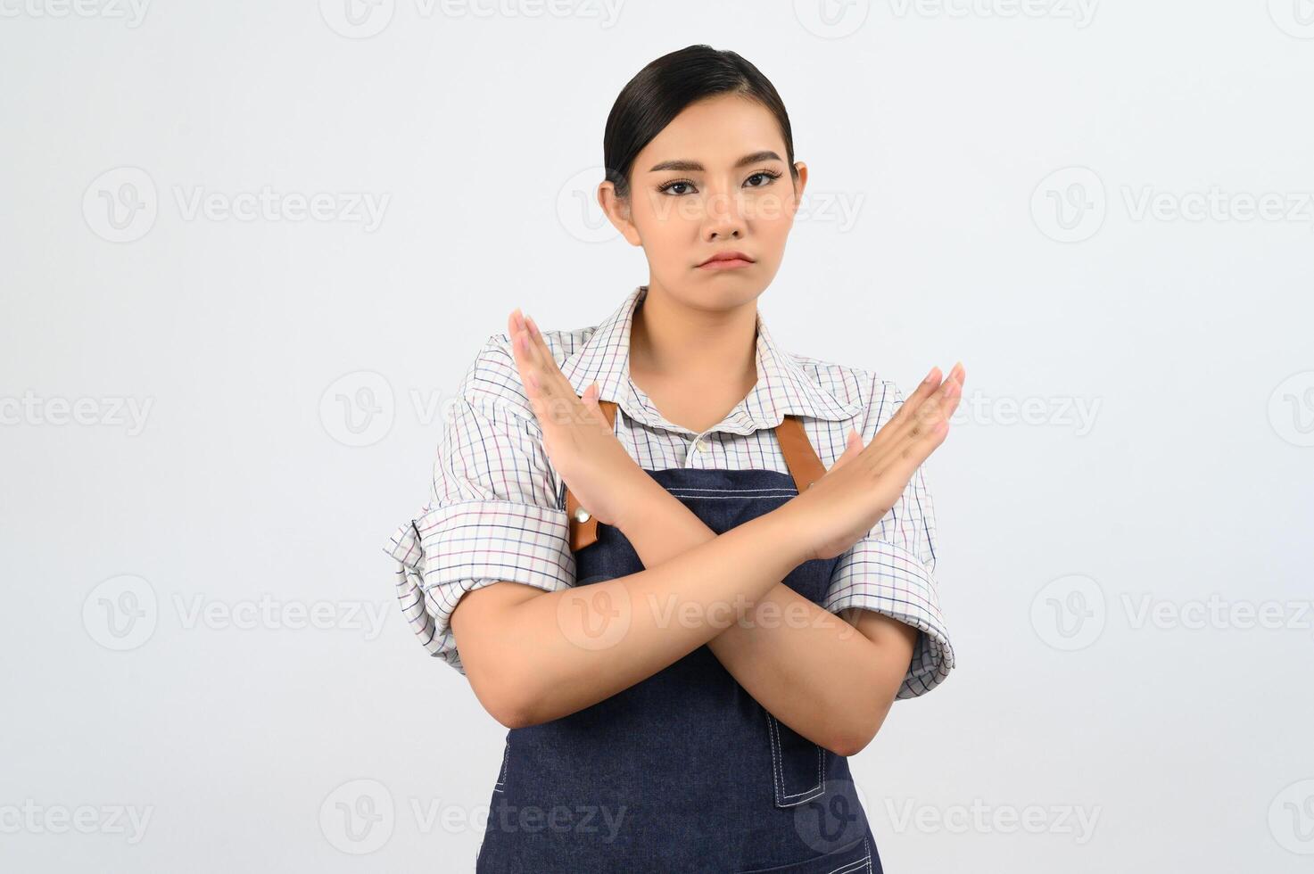 jovem asiática de retrato em uniforme de garçonete com postura chateada foto