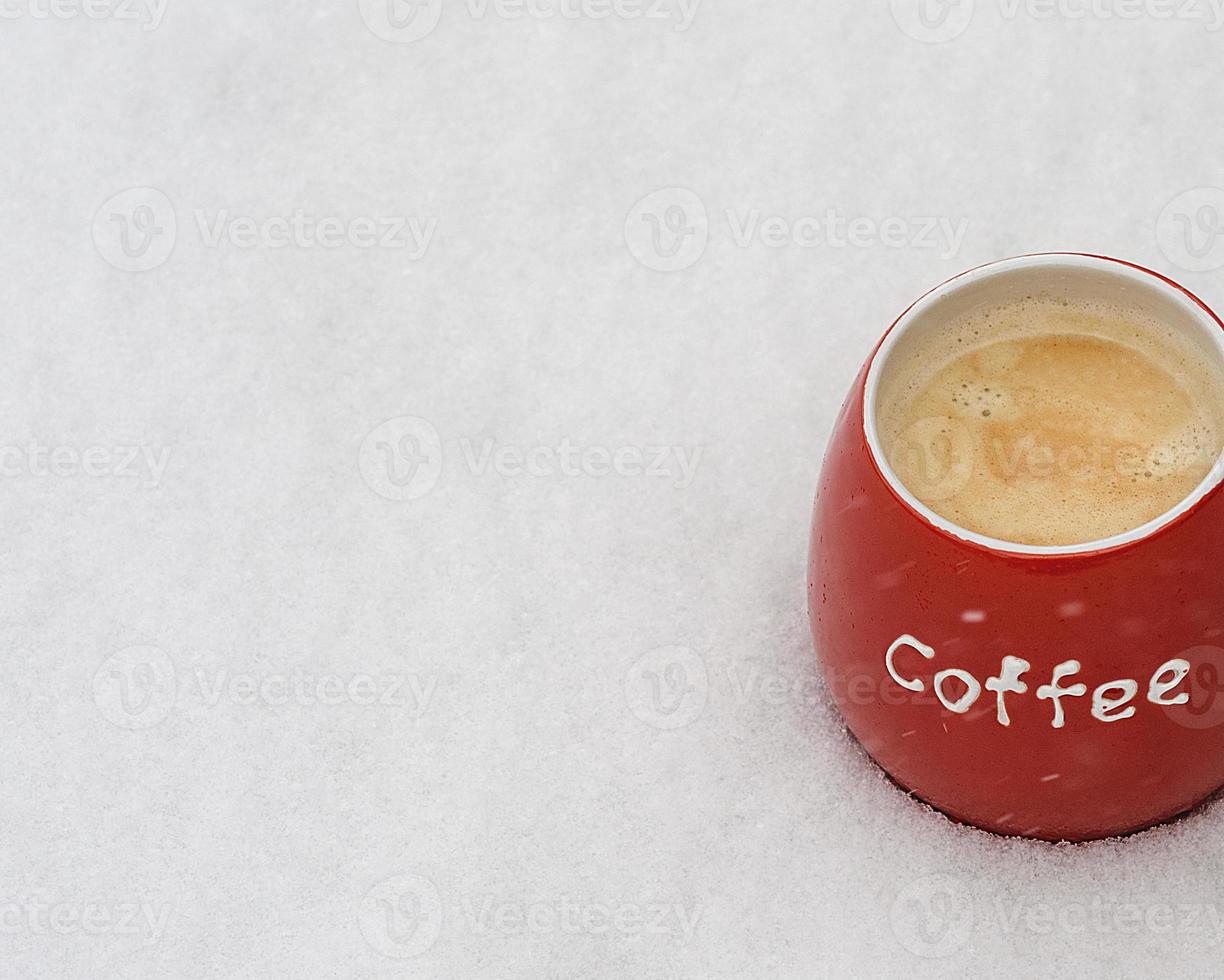 caneca de cerâmica vermelha com café preto foto